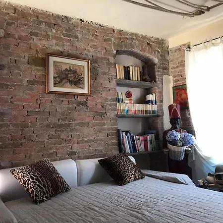 La Casa Dell'artista Nyaraló Monforte dʼAlba