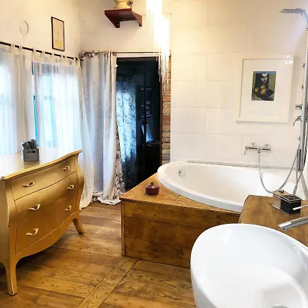 La Casa Dell'artista Nyaraló Monforte dʼAlba